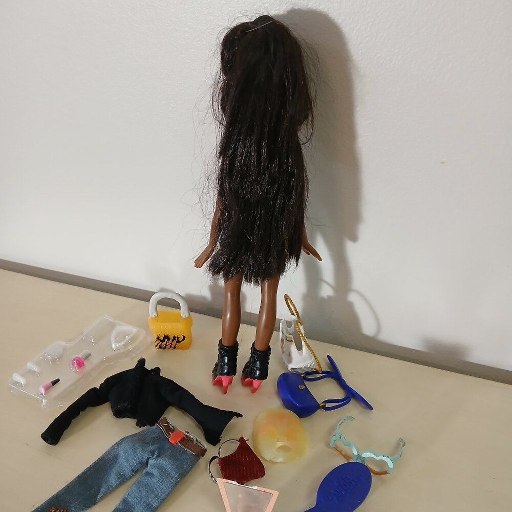 Bratz Sasha doll with clothes and accessories - 14 pieces total - Picture 3 of 10
